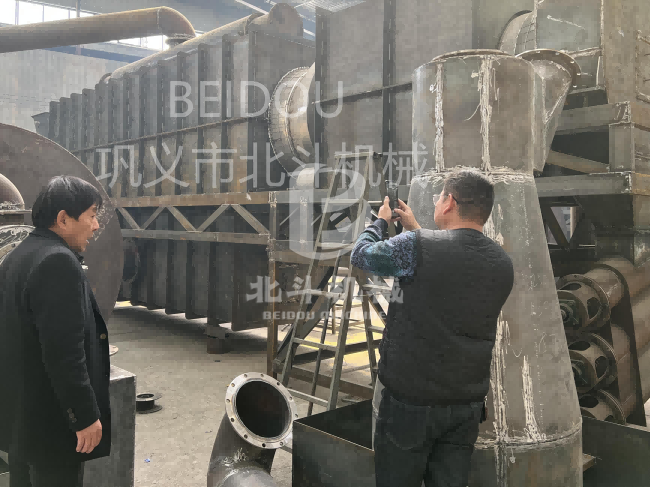 四川炭化木材的客戶前來(lái)生產(chǎn)車(chē)間查看炭化機(jī)進(jìn)度