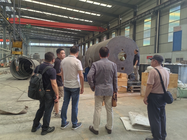 韓國客戶親赴工廠,新型連續(xù)式炭化機(jī)實(shí)力擔(dān)當(dāng)