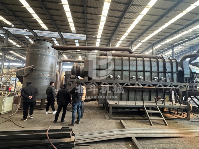 聚焦固廢資源化:新型炭化機(jī)迎來(lái)考察團(tuán)